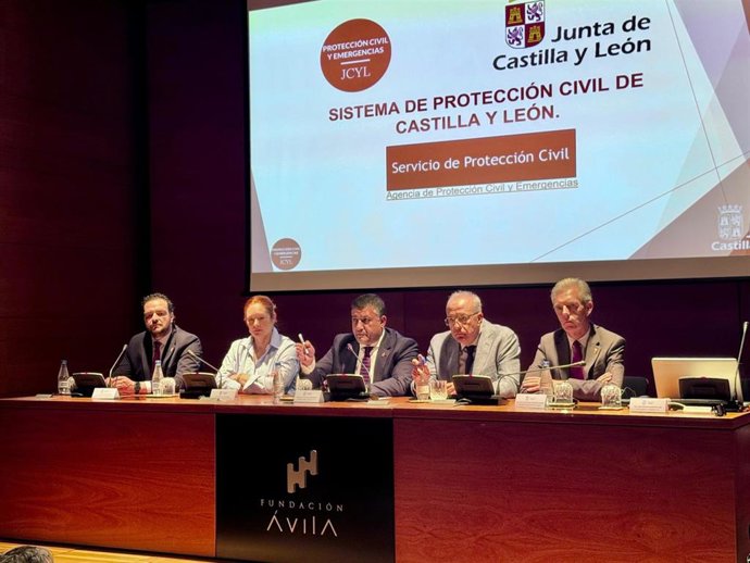 La Junta presenta en Ávila ante los alcaldes de la provincia el nuevo Sistema de Emergencias de Castilla y León.
