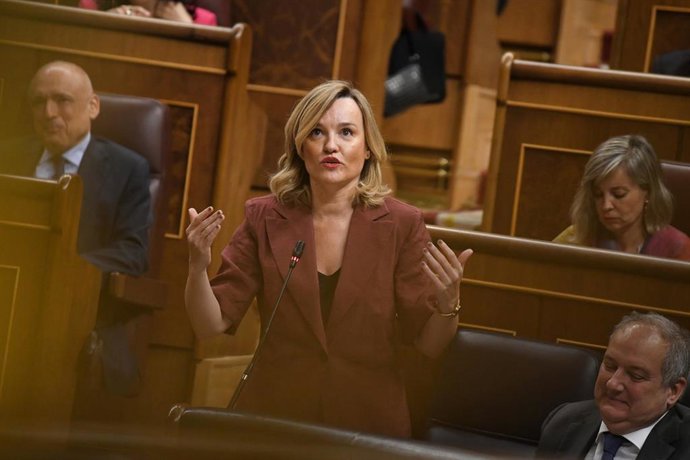 La ministra Portavoz, de Educación, Formación Profesional y Deportes, Pilar Alegría, interviene durante una sesión de control al Gobierno, en el Congreso de los Diputados, a 11 de junio de 2025, en Madrid (España). 