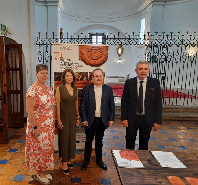 Autoridades en la firma del acuerdo de colaboración entre Paradores y el Festival de Mérida