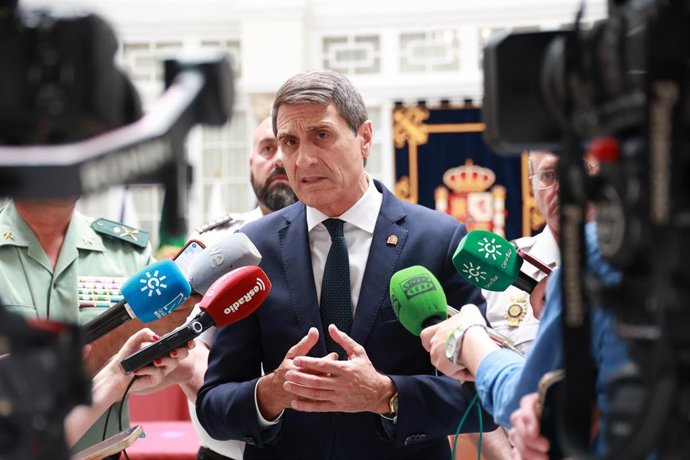 El delegado del Gobierno de España en Andalucía, Pedro Fernández, atiende a los medios.  A 28 de mayo de 2025, en Sevilla (Andalucía, España). 