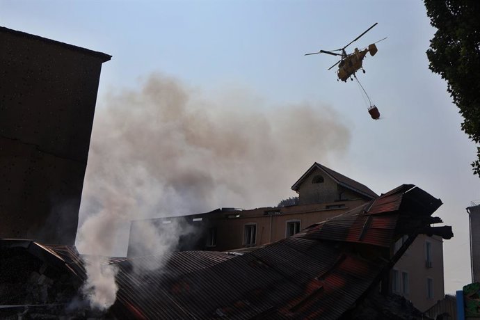 10 de junho de 2025, Kiev, Ucrânia: Um helicóptero de combate a incêndios voa perto do local de um ataque de drone russo em meio ao ataque da Rússia. A Rússia realizou ataques "maciços" de drones contra a capital da Ucrânia e a cidade portuária de Odesa, 