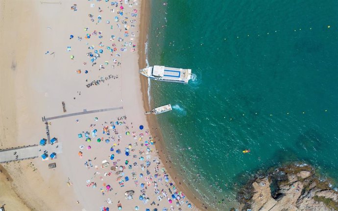 Archivo - Numerosas personas disfrutan de un día de playa en la Costa Brava, a 30 de julio de 2023, en Tossa de Mar, Girona, Cataluña (España). Las playas españolas se llenan  de turistas para paliar el calor. De acuerdo con la información de la Agencia E