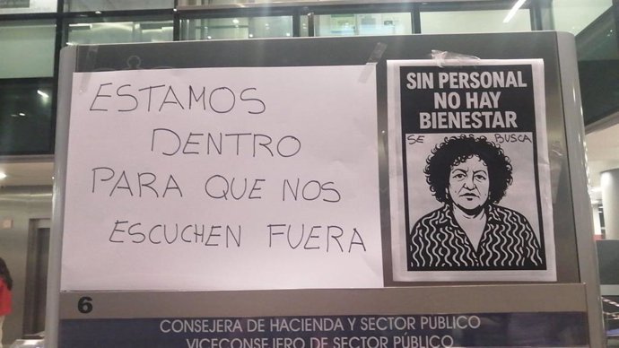 Protestas contra la consejera Marta Del Arco en el encierro de los comités de empresa del ERA y de Derechos Sociales.