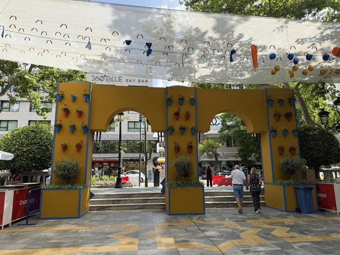 Un rayo impacta en el arco de entrada del recinto nocturno de la Feria de Marbella, que se reparo de inmediato