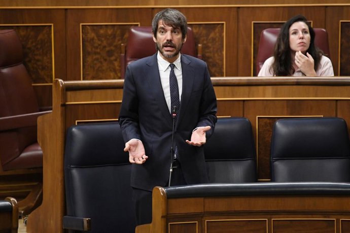 El ministro de Cultura, Ernest Urtasun, interviene durante una sesión de control al Gobierno, en el Congreso de los Diputados.