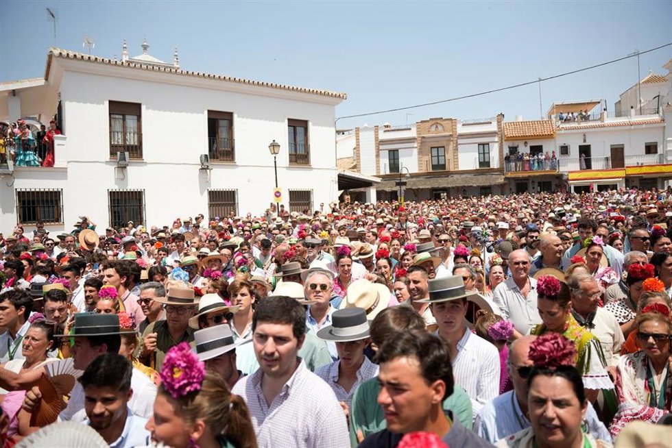 Imagen de visitantes en El Rocío durante la presentación de hermandades ante la Virgen durante la romería 2025.