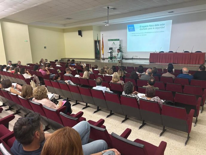 Profesionales sanitarios asisten a una jornada formativa en prevención de agresiones en el Hospital de Puerto Real.