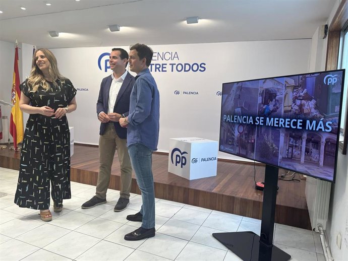 Concejelas del PP antes de la rueda de prensa sobre los dos años de Gobierno del PSOE.