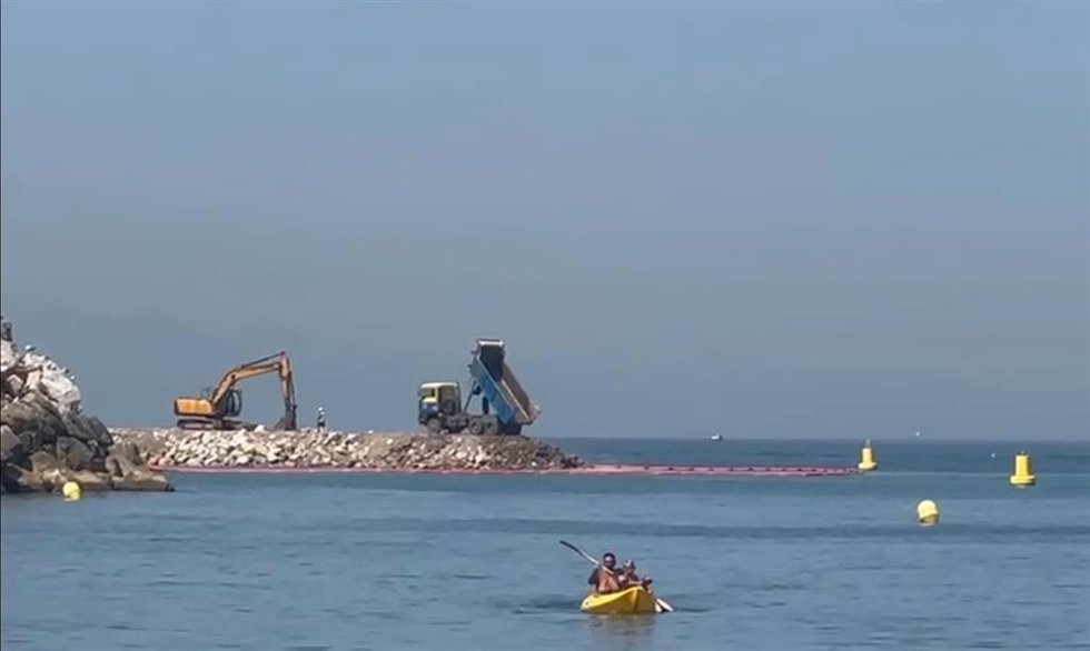 Imagen de un camión en uno de los espigones creados en Gibraltar.