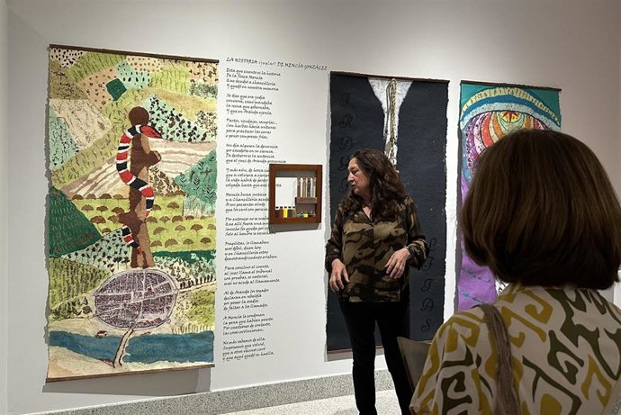 La artista Gloria Reguero explica sus obras en una visita a la exposición 'Nuevas lógicas: arte y archivo', en el Archivo de la Real Chancillería.