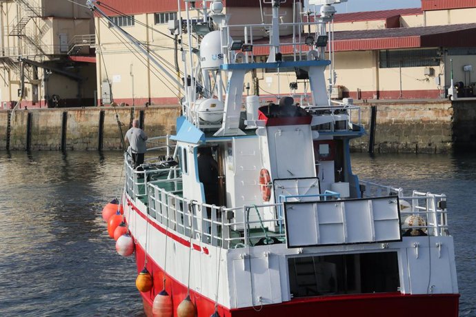 Archivo - Marineros en el Puerto de Burela, a 3 de octubre de 2022, en Burela, Lugo, Galicia (España). El Gobierno sopesa recurrir ante el Tribunal de Justicia de la Unión Europea (TJUE) la decisión de Bruselas de vetar la pesca de fondo en zonas marinas 