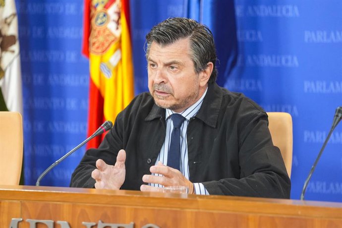 El portavoz del Grupo Parlamentario Popular, Toni Martín, durante la ronda de ruedas de prensa de portavoces de los grupos parlamentarios en el Parlamento de Andalucía, a 11 de junio de 2025 en Sevilla (Andalucía, España). Los portavoces de los grupos par