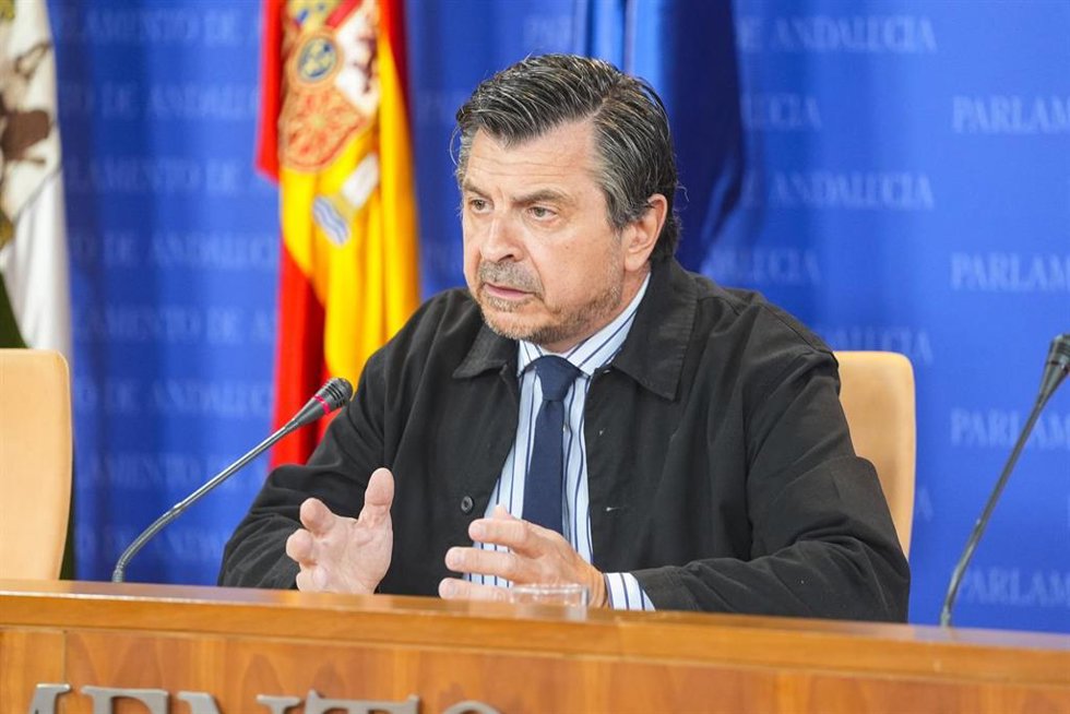 El portavoz del Grupo Parlamentario Popular, Toni Martín, durante la ronda de ruedas de prensa de portavoces de los grupos parlamentarios en el Parlamento de Andalucía, a 11 de junio de 2025 en Sevilla (Andalucía, España). Los portavoces de los grupos p