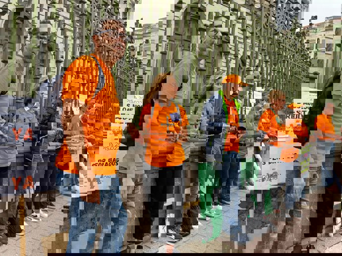 Representantes sindicales de la concertada encadenados en la Junta General.