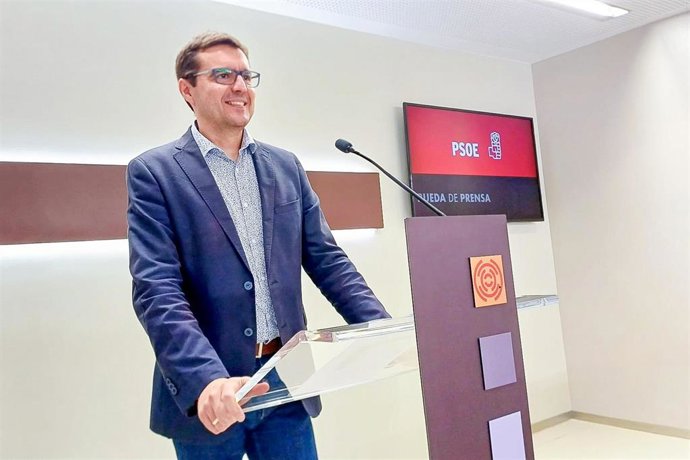 El diputado del PSOE en las Cortes de Aragón, Óscar Galeano, en rueda de prensa.