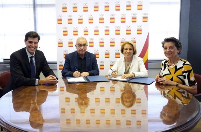 Momento de la firma del acuerdo de colaboración para la creación del Centro de Estudios Olímpicos