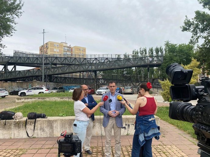 El portavoz del Grupo Municipal Socialista, Pedro Herrero, atiende a los medios de comunicación en la zona en la que se proyectan tres nuevos pasos subterráneos de la integración ferroviaria.