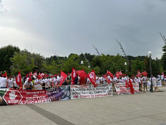 Concentración de los sindicatos a las puetas de La Bañeza.