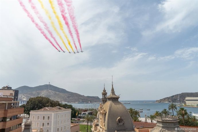 La Patrulla Águila vuela por última vez sus C‑101 sobre Cartagena antes de renovar su flota