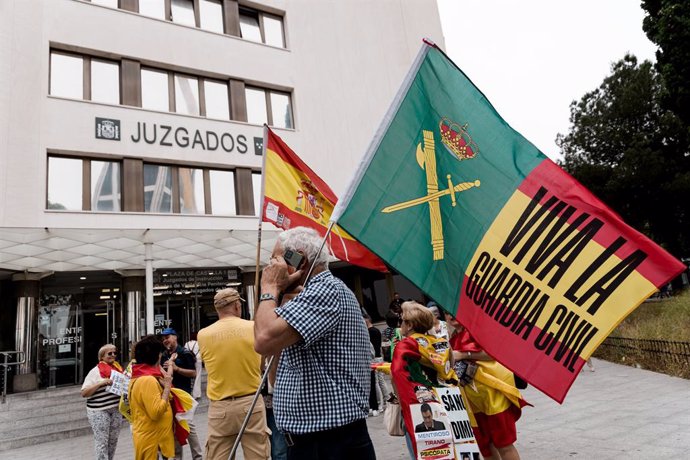 Un grupo de personas con banderas, durante un paro de diez minutos de asociaciones de jueces y fiscales, frente a los Juzgados de Plaza de Castilla, a 11 de junio de 2025, en Madrid (España). 