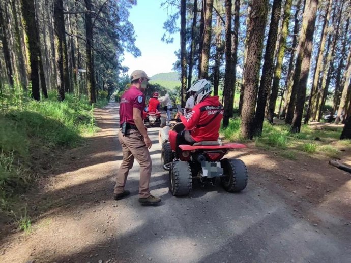 Un agente de la Policía Canaria detecta a un conductor de un quad en un espacio protegido de Tenerife