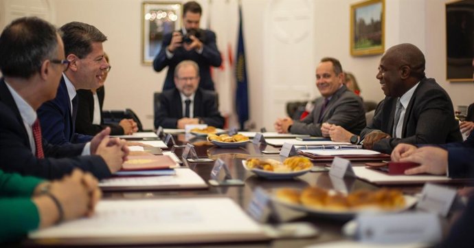 O ministro-chefe de Gibraltar, Fabian Picardo, se reúne com o ministro britânico das Relações Exteriores, David Lammy, no Rochedo