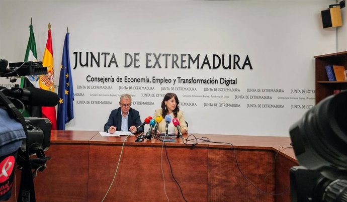 La directora general de Trabajo, Pilar Bueno, y el director general de Sostenibilidad de la Consejería de Agricultura, Ganadería y Desarrollo Sostenible, Germán Puebla, en la presentación de un censo de amianto en  Extremadura