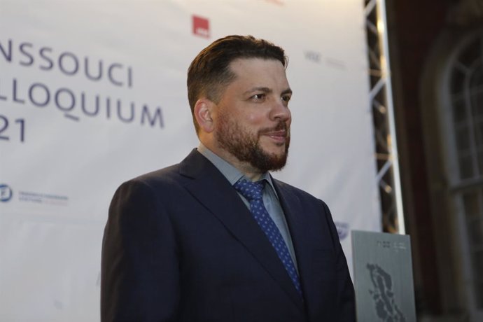Archivo - October 6, 2021, Potsdam, Brandenburg, Germany: Potsdam: The photo shows Leonid Volkov, who received the M100 Media Award instead of the.arrested Alexei Navalny accepts...At the M100 Sanssouci Colloquium and the M100 Media Award ceremony, around