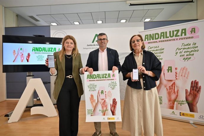 Los delegados territoriales de Inclusión Social, Juventud, Familias e Igualdad, Matilde Ortiz, a la derecha, y de Empleo, Empresa y Trabajo Autónomo de la Junta en Granada, José Javier Martín, junto a la coordinadora del IAM, Teresa Illescas