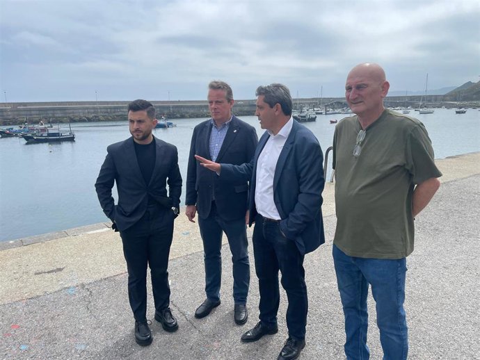 De izquierda a derecha, el alcalde de Cudillero, Carlos Valle; el consejero de Medio Rural y Política Agraria, Marcelino Marcos; el director general de Pesca Marítima, Francisco González, y Salvador Fernández, pescador del concejo.