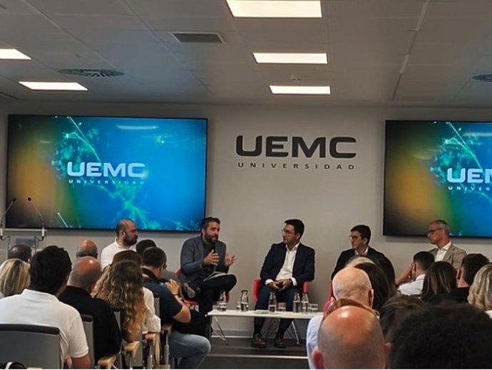 AUVASA presenta sus avances en inteligencia artificial en una jornada organizada por el Ayuntamiento y la UEMC