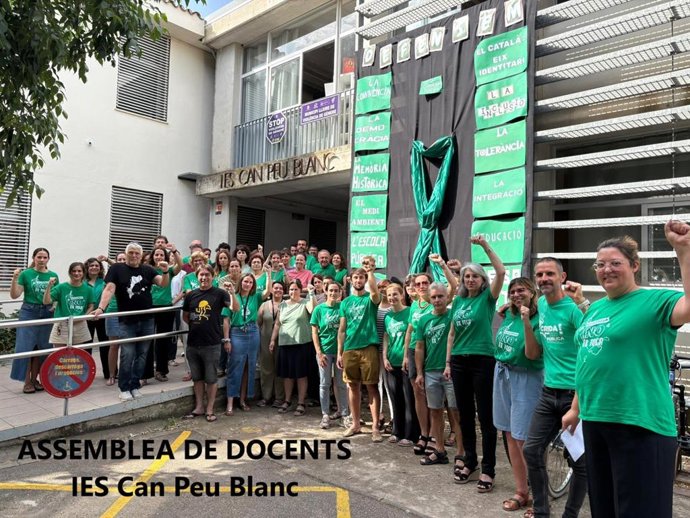 Assemblea de Docents del IES Can Peu Blanc de Sa Pobla este miércoles en la lectura del manifiesto.