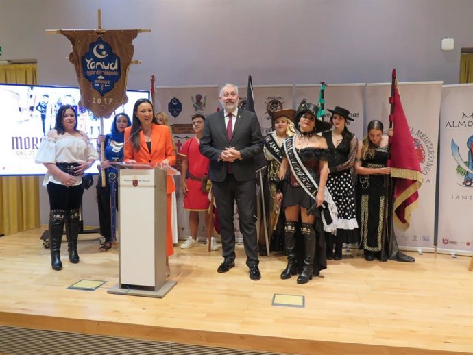 La consejera de Turismo, Cultura, Juventud y Deportes, Carmen Conesa, presenta las fiestas de Moros y Cristianos de Santomera, junto al alcalde de la localidad, Víctor Martínez, y representantes de la Junta Central festera