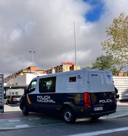 Furgón entrando en la comisaría de Delicias.