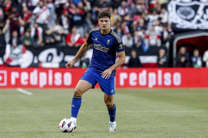 Archivo - Miguel Rubio of Granada CF in action during the Spanish League, LaLiga EA Sports, football match played between Rayo Vallecano and Granada CF at Estadio de Vallecas on May 15, 2024, in Madrid, Spain.