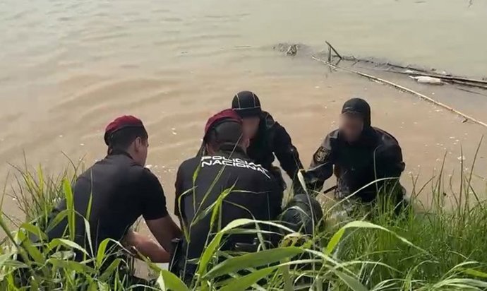 La Policía Nacional recupera el cuerpo del joven desaparecido en el Turia