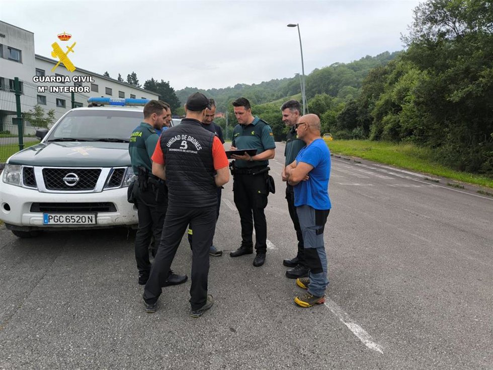 Efectivos de búsqueda de un hombre desaparecido en Langreo.
