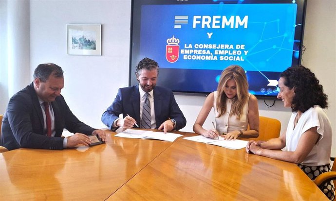 La consejera de Empresa, Marisa López ,y el presidente de Fremm, Alfonso Hernández, firman el convenio de colaboración