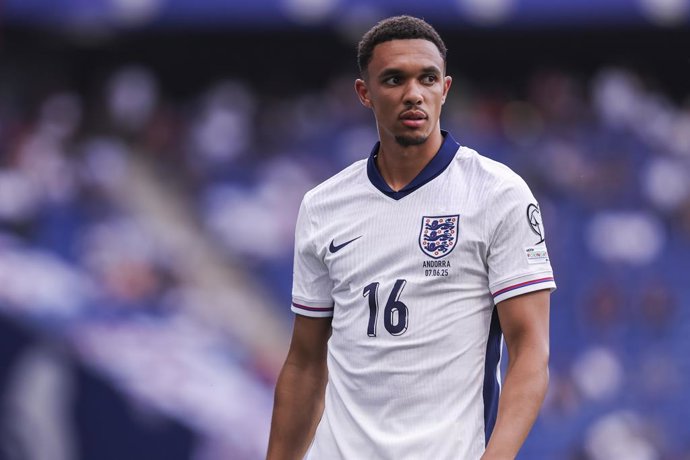 Trent Alezander-Arnold, da Inglaterra, observa durante a partida entre Andorra e Inglaterra pelas Eliminatórias Europeias da UEFA Grp K MD3, no Estádio RCDE, em 7 de junho de 2025, em Cornella, Barcelona, Espanha.