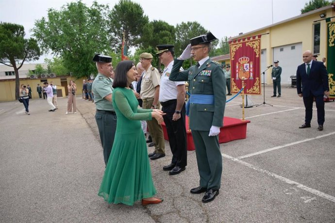 La directora general de la Guardia Civil, Mercedes González, saluda al nuevo jefe de la Comandancia de Madrid, Carlos de Miguel, durante su toma de posesión.