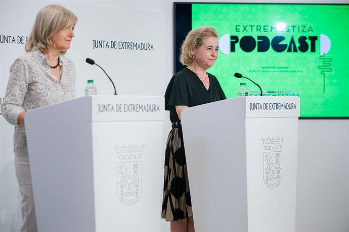 La consejera de Cultura, Turismo, Jóvenes y Deportes, Victoria Bazaga, y la consejera de Educación, Ciencia y Formación Profesional, Mercedes Vaquera, presentan el concurso 'Extremestiza Podcast: un puente sonoro entre Extremadura e Hispanoamérica'