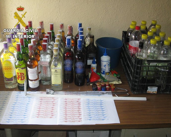Archivo -  Agentes de la Guardia Civil incautan bebidas alcohólicas adulteradas. Se les imputan los delitos de falsificación de efectos timbrados, contra la salud pública y falta de estafa