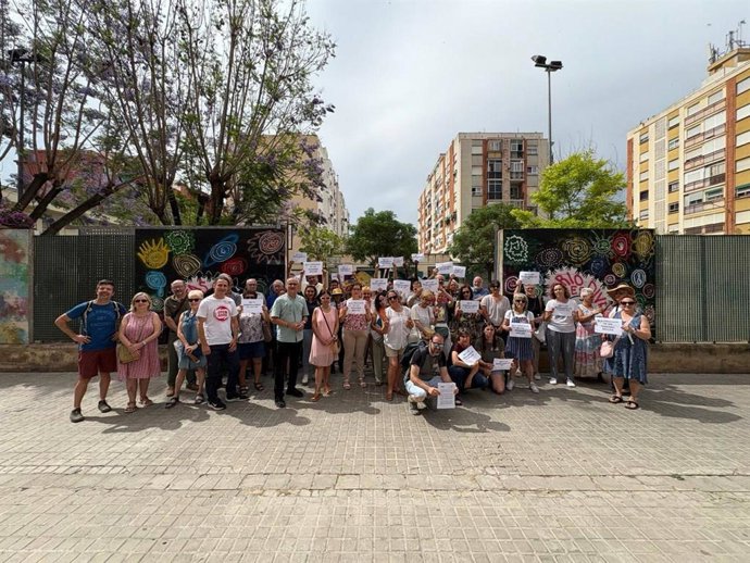 Concentración a las puertas del  CFPA Vicent Ventura.