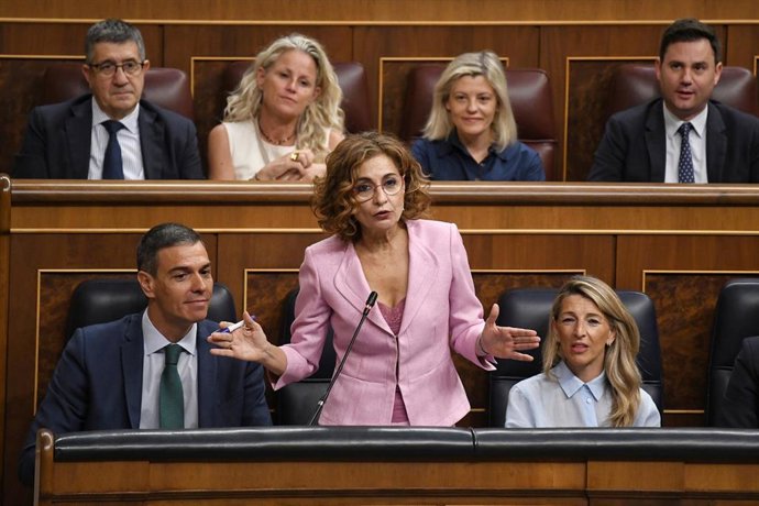La vicepresidenta primera y ministra de Hacienda, María Jesús Montero, interviene durante una sesión de control al Gobierno, en el Congreso de los Diputados, a 11 de junio de 2025, en Madrid (España).