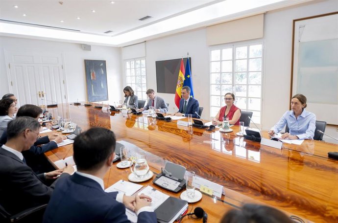 El presidente del Gobierno, Pedro Sánchez (c), durante una reunión con el vicepresidente de la República Popular de China,Han Zheng, en el Palacio de la Moncloa, a 11 de junio de 2025, en Madrid (España).