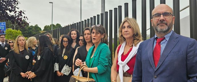 Jueces y fiscales de toda Castilla-La Mancha secundan un paro simbólico de diez minutos antes las distintas dependencias judiciales de la región para clamar la retirada de las reforma.