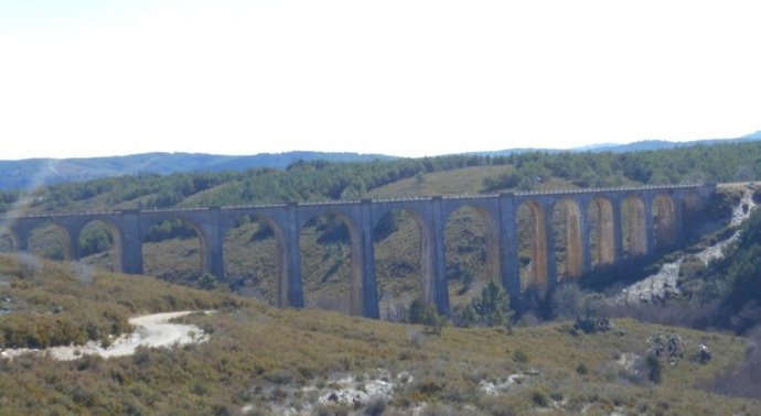 Adif adjudica las obras de mejora del viaducto sobre el río Truchas, en la línea convencional Zamora-A Coruña por algo más de tres millones