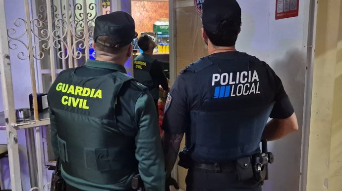 Agentes de la Guardia Civil y de la Policía Local de Llucmajor.