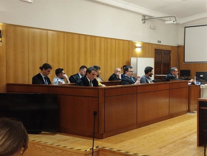 Los seis acusados de la agresión homófoca en Pozaldez y sus defensores, durantte el primer día del juicio en la Audiencia de Valladolid