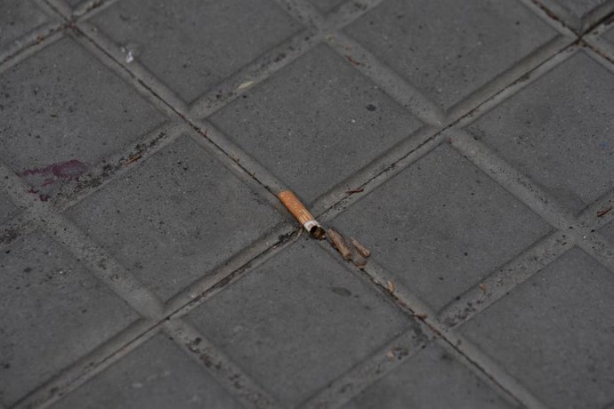 Archivo - Una colilla de un cigarro tirada en la acera